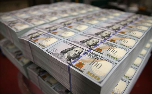 Mỗi tờ 100 USD mới có chi phí sản xuất cao hơn 4 cent so với tờ 100 USD 
cũ, đồng nghĩa với việc năm nay, Chính phủ Mỹ sẽ phải chi thêm 100 triệu
 USD từ tiền thuế của dân để in đồng bạc mới.<br>