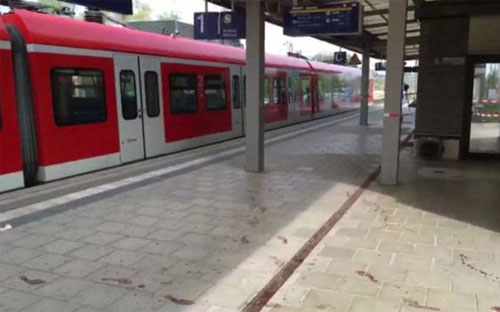 Hiện trường vụ tấn công bằng dao ở nhà ga Đức ngày 10/5 - Ảnh: APTN/BBC.<br>