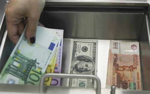 Từ trái qua: đồng Euro, USD, và Rúp Nga. Nga là một trong những nền kinh tế mới nổi chịu tác động mạnh nhất của sự thoái vốn và giá hàng hóa cơ bản giảm sâu.<br>