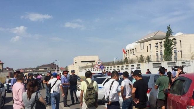 Nhân viên đại sứ quán Trung Quốc ở Bishek, Kyrgyzstan đã được sơ tán sau vụ tấn công ngày 30/8 - Ảnh: AP/BBC.<br>