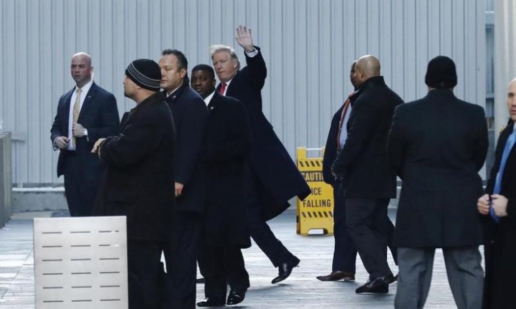 Tổng thống Mỹ đắc cử Donald Trump rời Trung tâm Thương mại Thế giới ở New York sau một cuộc họp hôm 6/1 - Ảnh: Reuters.