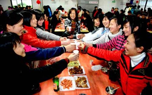 Đối với người lao động Trung Quốc, không có gì tệ hơn là việc doanh nghiệp, nơi họ cống hiến sức lực, hủy tiệc tất niên - <i>Ảnh minh họa: THX</i>. 