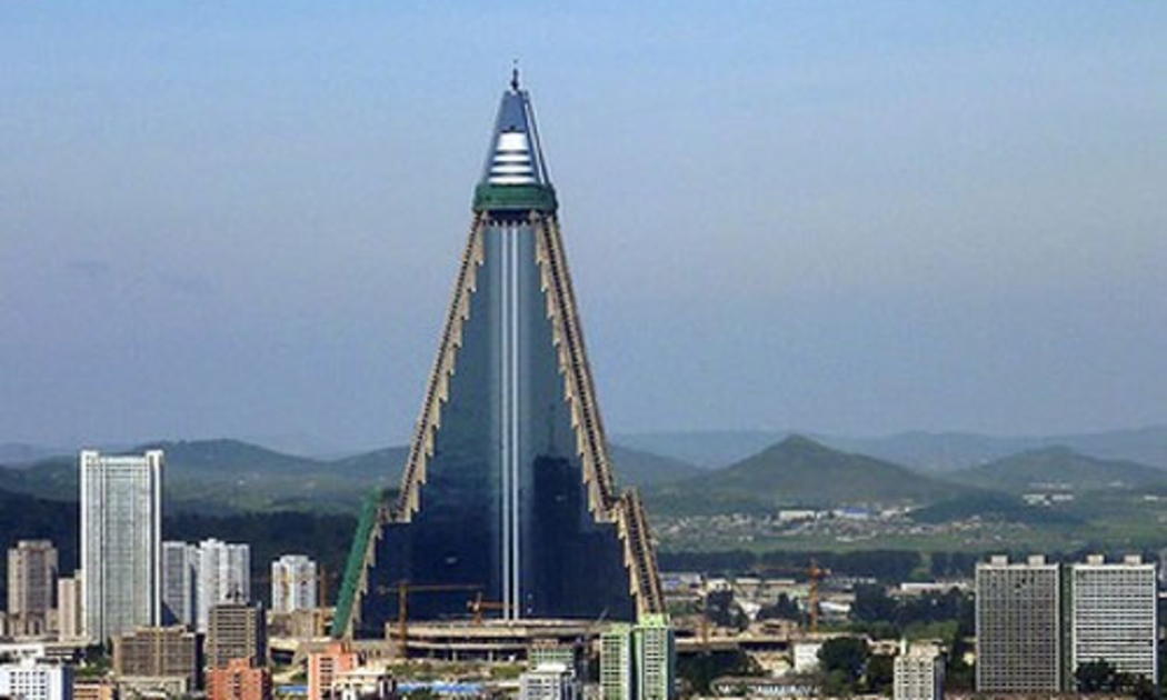 Với chiều cao 330,02 m, Ryugyong là khách sạn cao nhất thế giới - theo số liệu của hãng nghiên cứu Emporis GMBH.