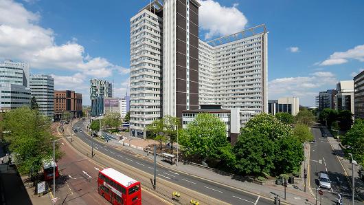 Ngành xây dựng, một ngành có đóng góp lớn trong nền kinh tế Anh, được cho là chịu tác động mạnh từ Brexit bởi nhiều dự án bất động sản quy mô lớn đã bị trì hoãn hoặc hủy sau sự kiện này - Ảnh: CNBC.<br>