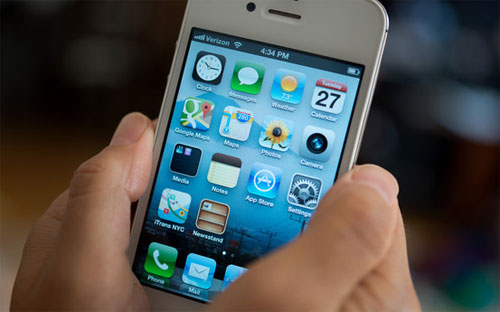 Năm ngoái, Apple tung ra chiếc iPhone 5 với màn hình lớn hơn thế hệ 
iPhone trước đó, nhưng các nhà phân tích cho rằng, sự thay đổi kích 
thước như vậy là chưa đủ - Ảnh: Bloomberg.<br>