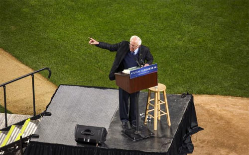 Ứng viên Tổng thống Mỹ Bernie Sanders trong một cuộc vận động tranh cử ở thành phố Seattle ngày 25/3 - Ảnh: Reuters.<br>