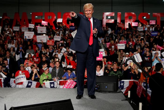 Ứng cử viên Tổng thống Mỹ của Đảng Cộng hòa, ông Donald Trump, vận động tranh cử ở Michigan, ngày 31/10 - Ảnh: Reuters.<br>
