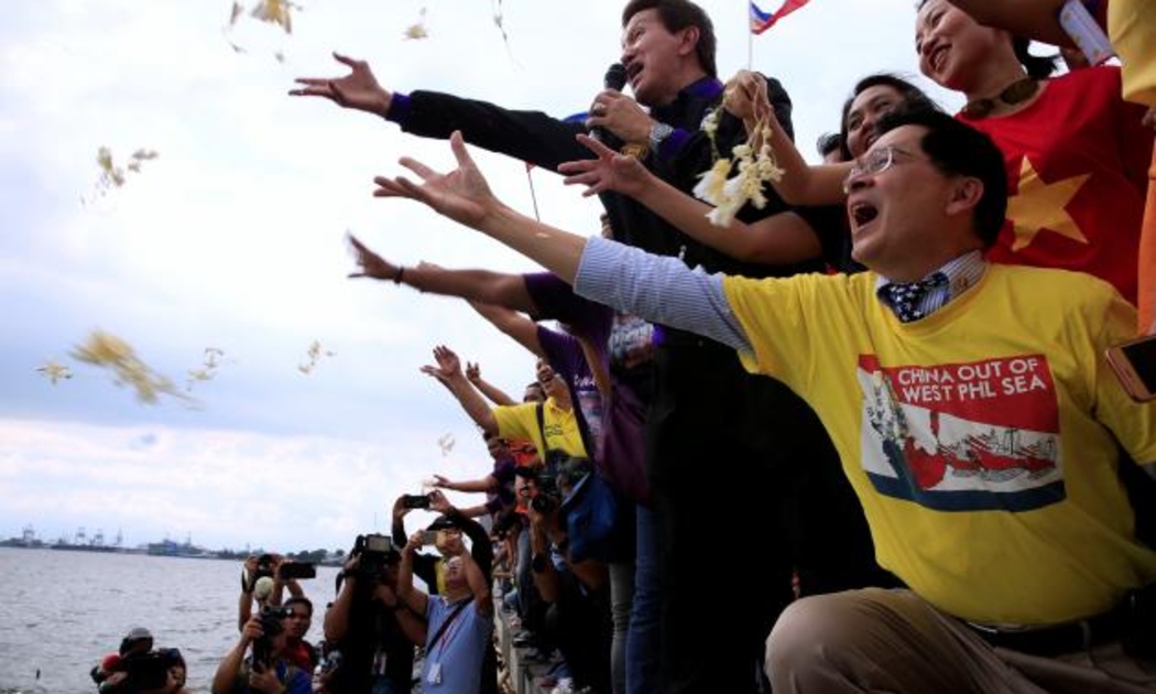 Các nhà hoạt động Philippines thể hiện phản ứng ở Manila sau khi tòa án quốc tế công bố phán quyết vụ kiện Biển Đông ngày 12/7 - Ảnh: Reuters.