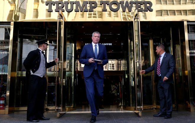 Thị trưởng New York Bill de Blasio rời khỏi cao ốc Trump Tower ở thành phố New York sau cuộc gặp với Tổng thống Mỹ đắc cử Donald Trump ngày 16/11 - Ảnh: AP/BBC.<br>