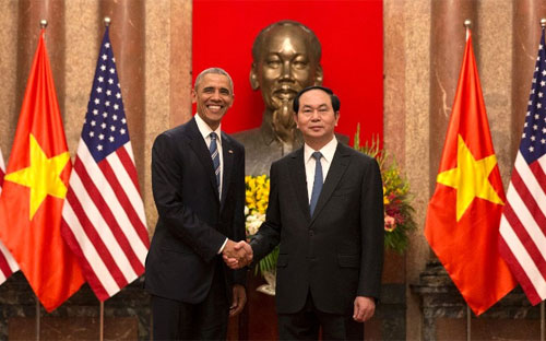 Chủ tịch Trần Đại Quang và Tổng thống Barack Obama tại Phủ Chủ tịch ngày 23/5/2016 - Ảnh: AP/CNN.<br>