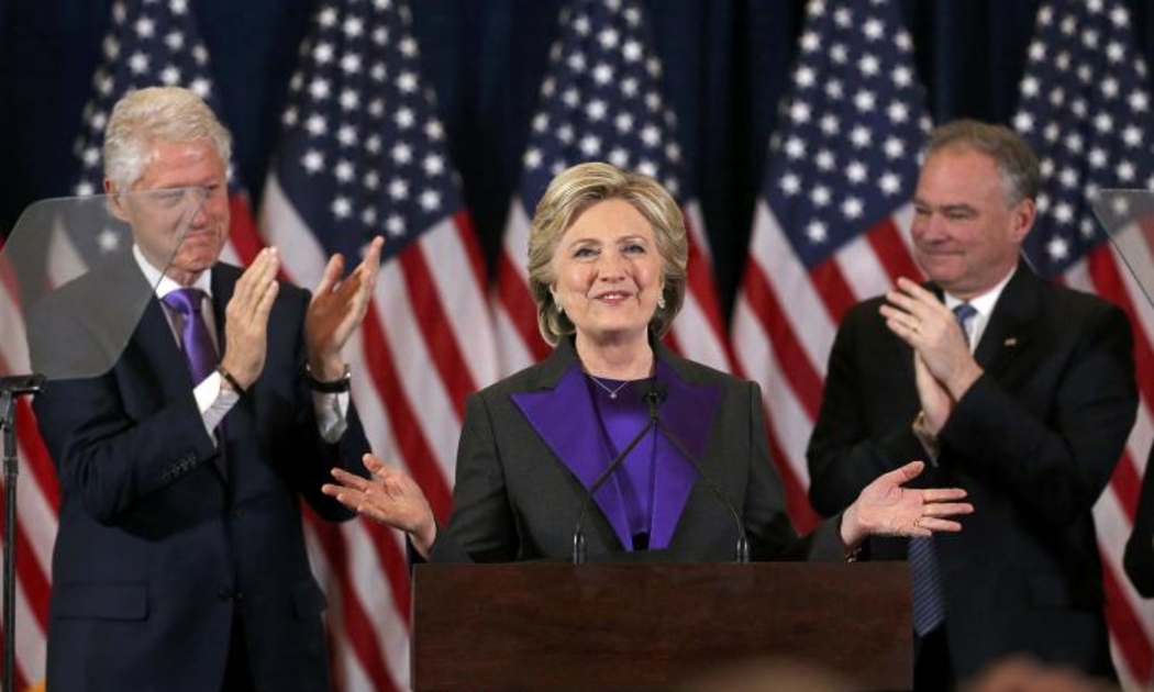 Ứng cử viên Tổng thống Mỹ Hillary Clinton cùng phu quân Bill Clinton (trái) và người đồng tranh cử Tim Kaine trong bài phát biểu thừa nhận thất bại ngày 9/11 - Ảnh: Reuters.