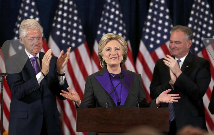 Ứng cử viên Tổng thống Mỹ Hillary Clinton cùng phu quân Bill Clinton (trái) và người đồng tranh cử Tim Kaine trong bài phát biểu thừa nhận thất bại ngày 9/11 - Ảnh: Reuters.<br>