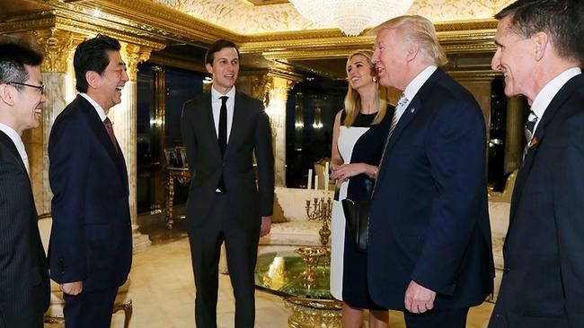 Tổng thống Mỹ đắc cử Donald Trump (thứ hai từ phải qua) tiếp Thủ tướng Nhật Bản Shinzo Abe (thứ hai từ trái qua) tại Trump Tower ngày 17/11 - Ảnh: Getty/LAT.<br>