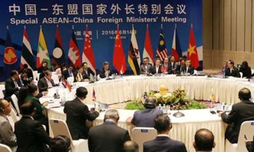 Hội nghị ngoại trưởng ASEAN - Trung Quốc tại Ngũ Tây, Trung Quốc ngày 14/6 - Ảnh: Reuters.<!--[if gte mso 9]><xml>
 <o:OfficeDocumentSettings>
  <o:AllowPNG></o:AllowPNG>
 </o:OfficeDocumentSettings>
</xml><![endif]--><!--[if gte mso 9]><xml>
 <w:WordDocument>
  <w:View>Normal</w:View>
  <w:Zoom>0</w:Zoom>
  <w:TrackMoves></w:TrackMoves>
  <w:TrackFormatting></w:TrackFormatting>
  <w:PunctuationKerning></w:PunctuationKerning>
  <w:ValidateAgainstSchemas></w:ValidateAgainstSchemas>
  