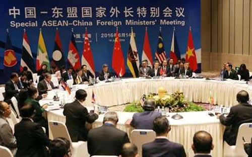 Hội nghị ngoại trưởng ASEAN - Trung Quốc tại Ngũ Tây, Trung Quốc ngày 14/6 - Ảnh: Reuters.<!--[if gte mso 9]><xml>
 <o:OfficeDocumentSettings>
  <o:AllowPNG></o:AllowPNG>
 </o:OfficeDocumentSettings>
</xml><![endif]--><!--[if gte mso 9]><xml>
 <w:WordDocument>
  <w:View>Normal</w:View>
  <w:Zoom>0</w:Zoom>
  <w:TrackMoves></w:TrackMoves>
  <w:TrackFormatting></w:TrackFormatting>
  <w:PunctuationKerning></w:PunctuationKerning>
  <w:ValidateAgainstSchemas></w:ValidateAgainstSchemas>
  