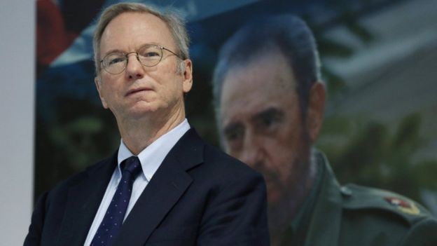 Chủ tịch Alphabet, ông Eric Schmidt, có mặt ở Havana, Cuba ngày 12/12 để ký thỏa thuận với Etecsa - Ảnh: Reuters/BBC.<br>