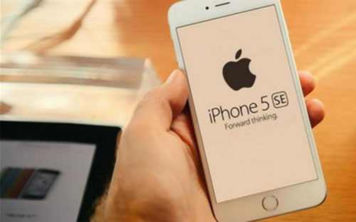 Chiếc iPhone SE có màn hình rộng 4 inch và sử dụng bộ vi xử lý A9 giống như bộ vi xử lý của iPhone 6S.