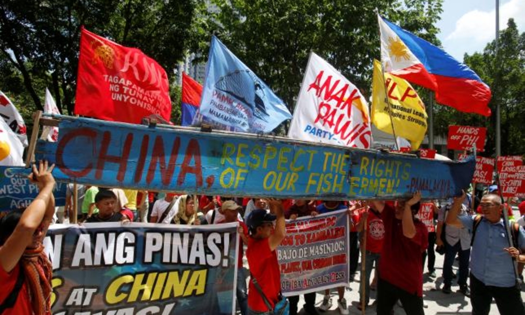 Người Philippines biểu tình phản đối Trung Quốc về vấn đề Biển Đông bên ngoài lãnh sự quán Trung Quốc ở Makati, Philippines ngày 12/7/2016 - Ảnh: Reuters.<br>