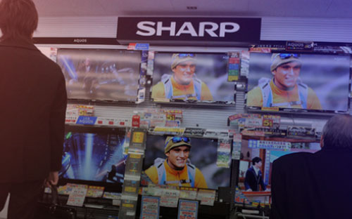 Sharp cho biết hãng kỳ vọng gánh khoản lỗ hoạt động 170 tỷ Yên trong năm
 tài khóa kết thúc vào ngày 31/3, so với dự báo lãi 10 tỷ Yên đưa ra 
trước đó - Ảnh: Bloomberg.<br>