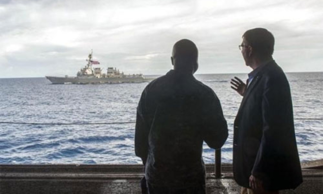 Bộ trưởng Bộ Quốc phòng Mỹ Ash Carter (phải) và chỉ huy hải quân Mỹ Robert C. Francis Jr. trong chuyến thăm tàu sân bay Theodore Roosevelt trên biển Đông hôm 5/11 - Ảnh: Reuters.<br>