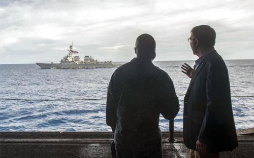 Bộ trưởng Bộ Quốc phòng Mỹ Ash Carter (phải) và chỉ huy hải quân Mỹ Robert C. Francis Jr. trong chuyến thăm tàu sân bay Theodore Roosevelt trên biển Đông hôm 5/11 - Ảnh: Reuters.<br>