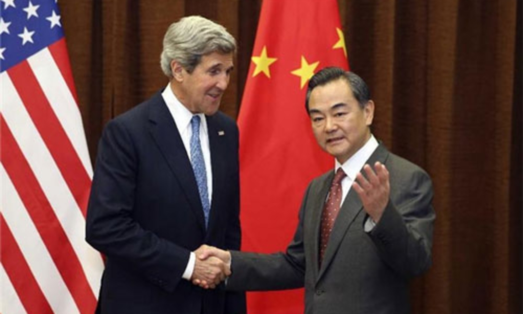Ngoại trưởng Mỹ John Kerry (trái) bắt tay người đồng cấp Trung Quốc Dương Khiết Trì tại Bắc Kinh hôm 13/4 - Ảnh: Xinhua.