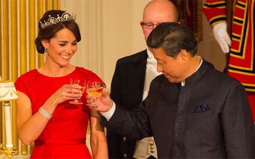 Ông Tập Cận Bình (phải) nâng ly cùng nữ công tước xứ Cambridge Catherine trong quốc yến ở cung điện Buckingham ngày 20/10 - Ảnh: CNN.<br>