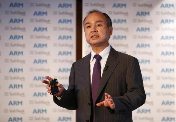 Nhà sáng lập kiêm Giám đốc điều hành (CEO) SoftBank, ông Masayoshi Son, phát biểu trong một cuộc họp báo ở London, Anh ngày 18/7 - Ảnh: Reuters.<br>