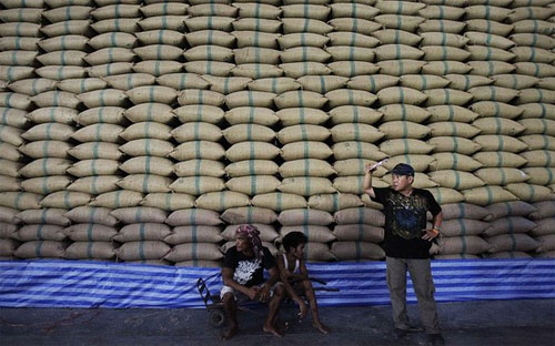 Bên trong một kho tạm trữ lúa gạo của Chính phủ Thái Lan - Ảnh: Reuters.<br>