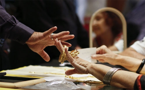 Giao dịch vàng trong một cửa hàng ở Mumbai, Ấn Độ - Ảnh: Bloomberg.<br>