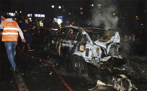 Hiện trường vụ tấn công chỉ cách văn phỏng của Thủ tướng Thổ Nhĩ Kỳ Ahmet Davutoglu khoảng 200 mét - Ảnh: Business Insider/AP.<br>