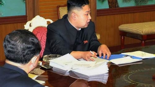 Nhà lãnh đạo Triều Tiên dùng smartphone