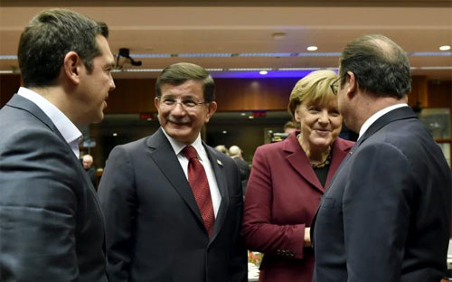 Thủ tướng Thổ Nhĩ Kỳ Ahmet Davutoglu (thứ hai từ trái sang) và các nhà lãnh đạo châu Âu tại Brussels ngày 29/11 - Ảnh: Reuters.<br>