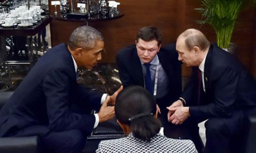 Tổng thống Mỹ Barack Obama (trái) và Tổng thống Nga Vladimir Putin (phải) cùng các trợ lý trong cuộc gặp bên lề hội nghị thượng đỉnh G-20 ở Thổ Nhĩ Kỳ ngày 15/11 - Ảnh: AP.