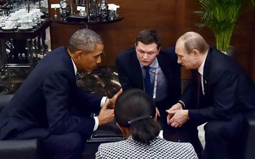 Tổng thống Mỹ Barack Obama (trái) và Tổng thống Nga Vladimir Putin (phải) cùng các trợ lý trong cuộc gặp bên lề hội nghị thượng đỉnh G-20 ở Thổ Nhĩ Kỳ ngày 15/11 - Ảnh: AP.<br>