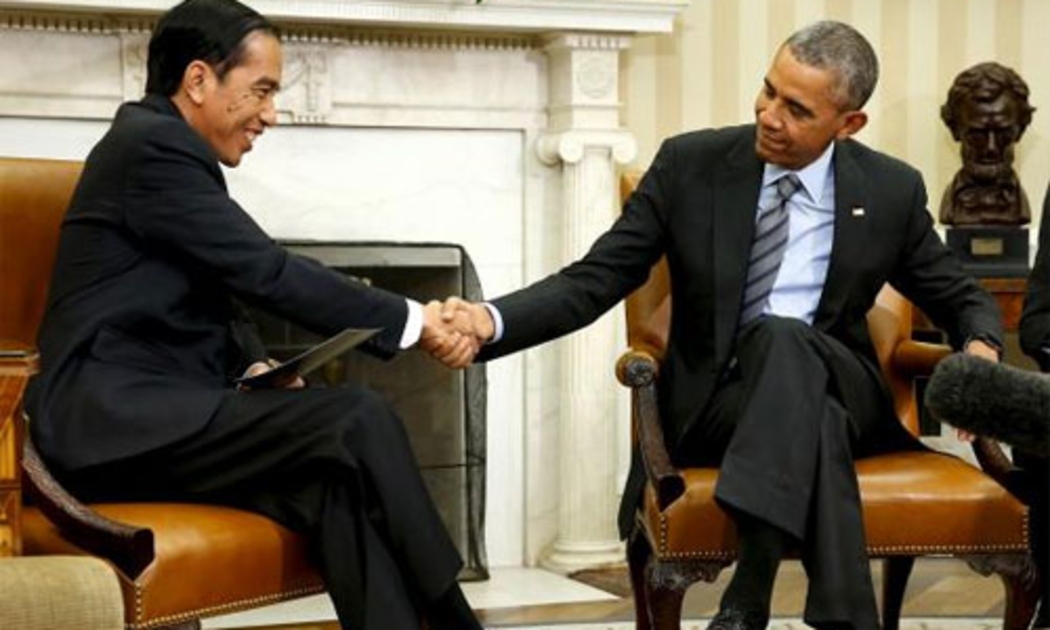 Tổng thống Mỹ Barack Obama (phải) và Tổng thống Indonesia Joko Widodo trong cuộc gặp tại Nhà Trắng ngày 26/10 - Ảnh: Reuters.<br>