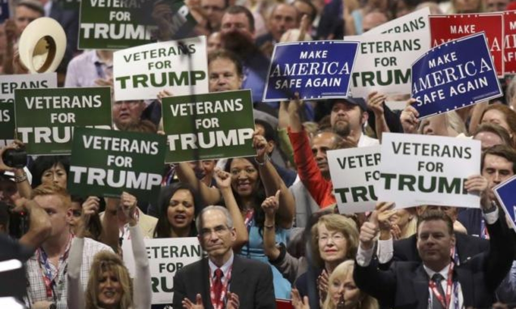 Những người ủng hộ Donald Trump giơ khẩu hiệu trong ngày đầu tiên của đại hội Đảng Cộng hòa diễn ra ở Cleveland, Ohio ngày 18/7 - Ảnh: Reuters.