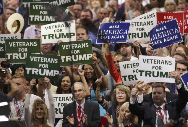 Những người ủng hộ Donald Trump giơ khẩu hiệu trong ngày đầu tiên của đại hội Đảng Cộng hòa diễn ra ở Cleveland, Ohio ngày 18/7 - Ảnh: Reuters.<br>