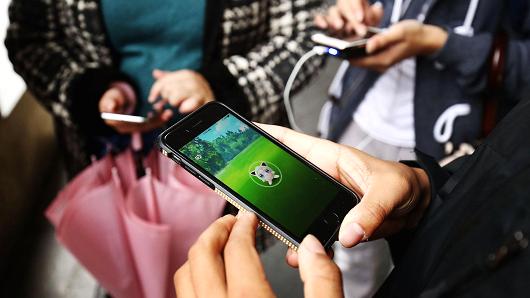 Sensor Tower cũng nhấn mạnh rằng Pokemon Go là trò chơi trên di động đạt mốc 10 triệu lượt tải trên toàn thế giới nhanh nhất - Ảnh: Getty/CNBC.<br>