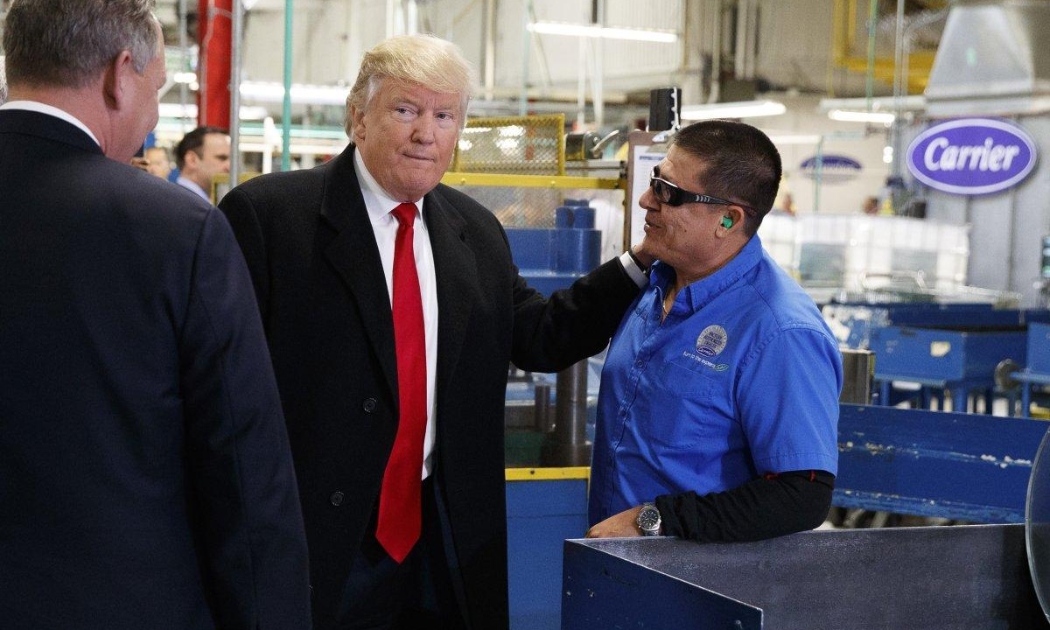 Tổng thống đắc cử Mỹ Donald Trump thăm nhà máy của Carrier ở Indiana hôm thứ Năm tuần trước - Ảnh: AP.