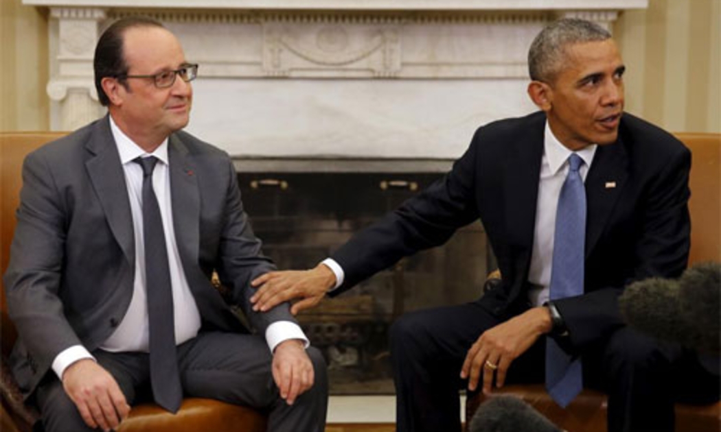 Tổng thống Pháp Francois Hollande (trái) và Tổng thống Mỹ Barack Obama trong cuộc gặp tại Phòng Bầu dục của Nhà Trắng ngày 24/11 - Ảnh: Reuters.