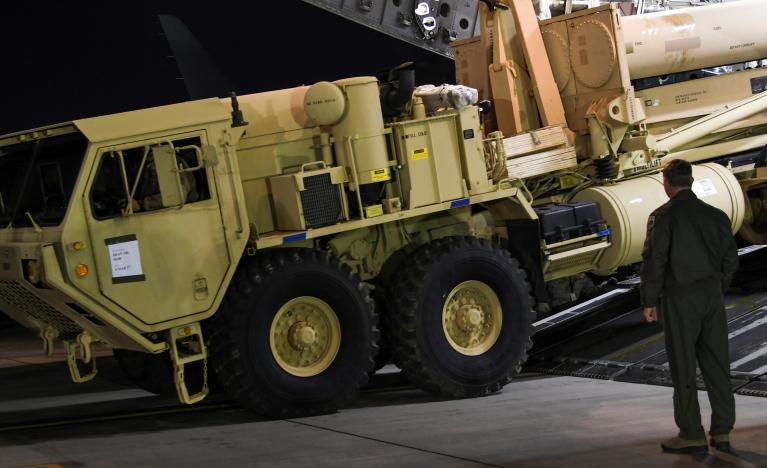 Một phần hệ thống lá chắn tên lửa Thaad của Mỹ được đưa tới Hàn Quốc ngày 7/3 - Ảnh: Reuters.<br>