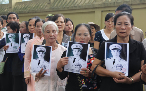 Hà Nội những ngày qua chứng kiến hàng người dài như bất tận từ mọi miền đất nước đến viếng Đại tướng Võ Nguyên Gia tại nhà riêng của gia đình ông, số 30 Hoàng Diệu - Ảnh: Trần Đăng Tuấn.<br>