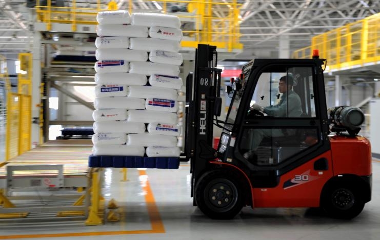 Công nhân làm việc trong một nhà máy hóa chất ở Urumqi, Tân Cương, Trung Quốc ngày 18/10/2016 - Ảnh: Reuters.<br>