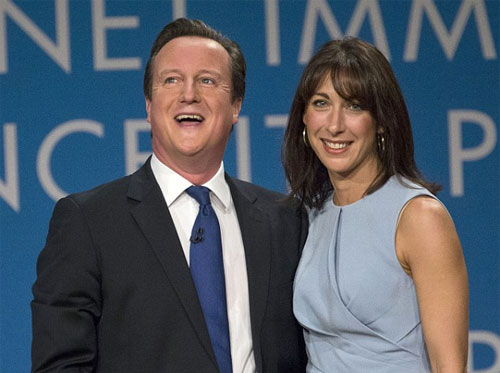 Cựu Thủ tướng Anh David Cameron và vợ, bà Samantha - Ảnh: Daily Mail.<br>