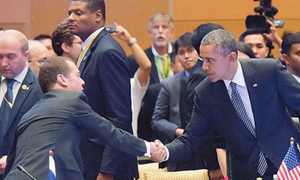 Thủ tướng Nga Dmitry Medvedev (trái) bắt tay với Tổng thống Mỹ Barack Obama (phải) tại Kuala Lumpur ngày 22/11 - Ảnh: Reuters.