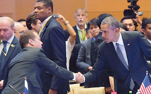 Thủ tướng Nga Dmitry Medvedev (trái) bắt tay với Tổng thống Mỹ Barack Obama (phải) tại Kuala Lumpur ngày 22/11 - Ảnh: Reuters.<br>