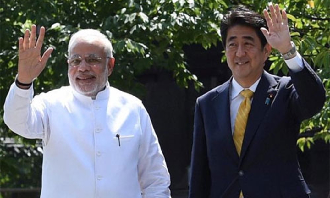 Thủ tướng Ấn Narendra Modi (trái) và Thủ tướng Nhật Shinzo Abe.