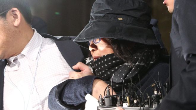 Bà Choi Soon-sil bị áp giải tới cơ quan công tố ở Seoul ngày 31/10 - Ảnh: EPA/BBC.<br>