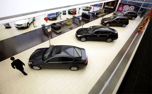 Bên trong một điểm phân phối xe Nissan ở Thượng Hải - Ảnh: Bloomberg.<br>